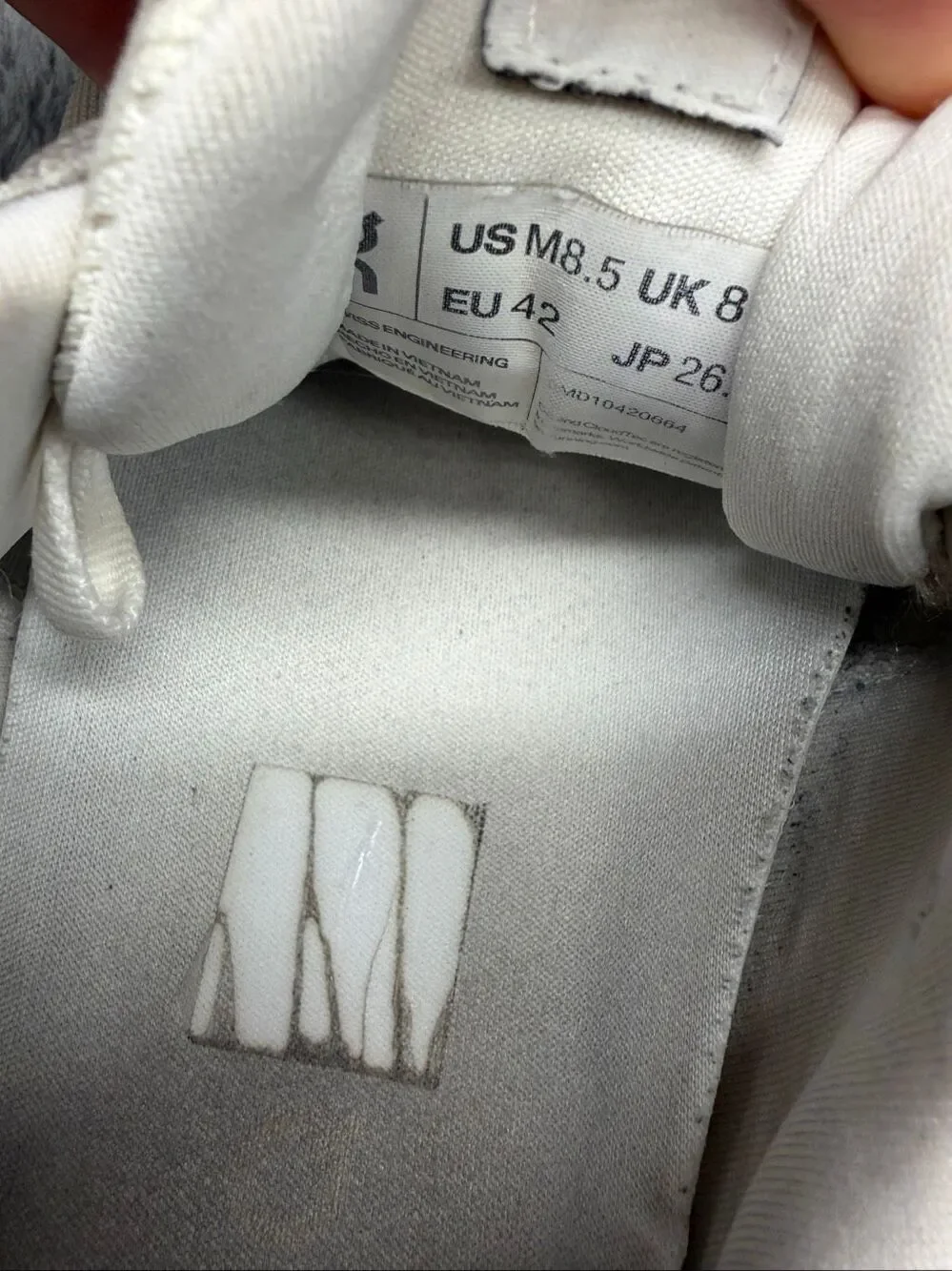 On Running Cloud Surfer 2 sneakers in US Men’s 8.5.  These shoes squeak when you